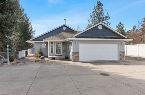 Post Falls House | River's Edge Oasis, private dock, 2 kitchens, pool table, dog friendly!