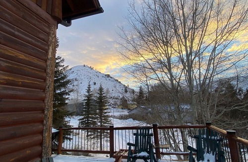 Woods Landing-Jelm Cabin | River's Edge Cabin - Newly Remodeled - On the Big Laramie River
