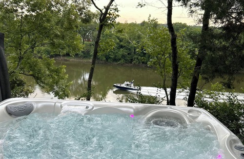 Madison Cabin | RIVER VIEW, HOT TUB, FIRE PIT, 10 min to Nashville! nPet friendly