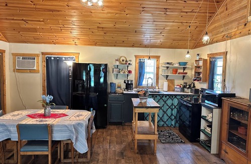 Rio Frio Cabin | RiverBend Retreat Cozy 1 bedroom, 2 loft cabin.