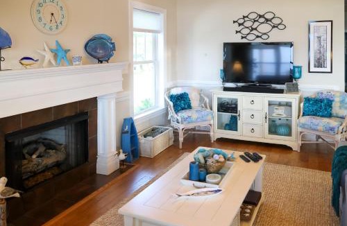 Hobucken House | Riverfront Aurora Home w/Deck & Private Pier!