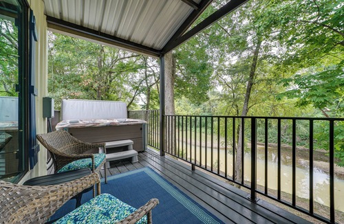 Golden Cabin | Riverfront Broken Bow Cabin w/Private Hot Tub!