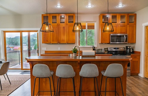 Troy House | ♥ Riverfront Fishing Lodge w/Hot Tub 5 Mins to Town♥