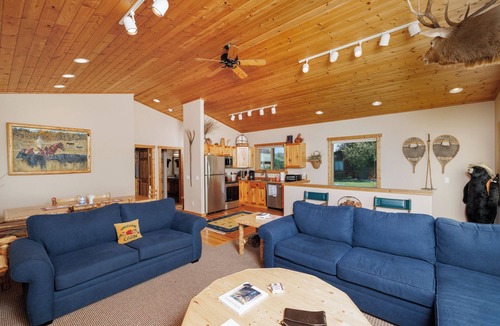 Livingston House | Riverfront home w/private dock close to YNP in Paradise Valley - Yellowstone River Retreat