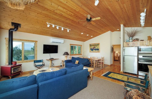 Livingston House | Riverfront home w/private dock close to YNP in Paradise Valley - Yellowstone River Retreat