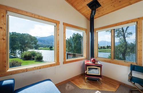 Livingston House | Riverfront home w/private dock close to YNP in Paradise Valley - Yellowstone River Retreat