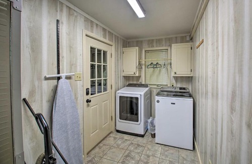 Mid America House | Riverfront Home with Kayaks and Lake Hamilton Access!