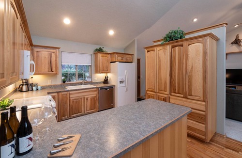 Three Rivers House | Riverfront, Hot Tub,Paddle Boards,Canoe,Ping-Pong, Billiard,near Sunriver Resort