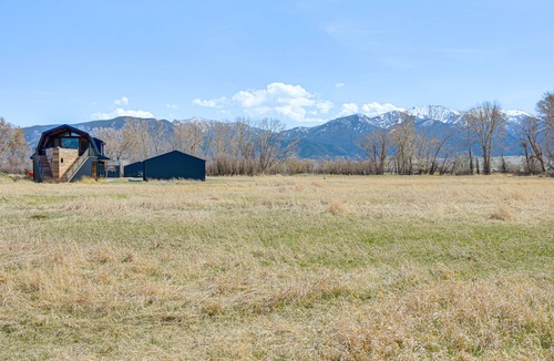 Whitehall House | Riverfront Montana Retreat - Deck, Fire Pit & Pond
