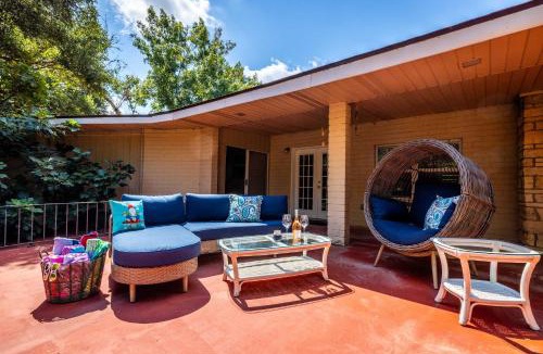 Seguin House | Riverfront Private Deck Family Games Wurstfest Fun