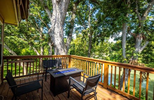 Seguin House | Riverfront Private Deck Family Games Wurstfest Fun