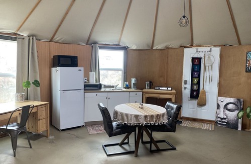 Buhl Apartment | Riverfront Yurt w/Hot Tub Near Hot Springs, Hiking & Kayaking