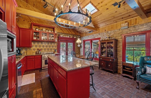 Canyon Lake House | Riverhaus on the Guadalupe:Kayaks, SUP, Canoe - Sleeps 8, King beds