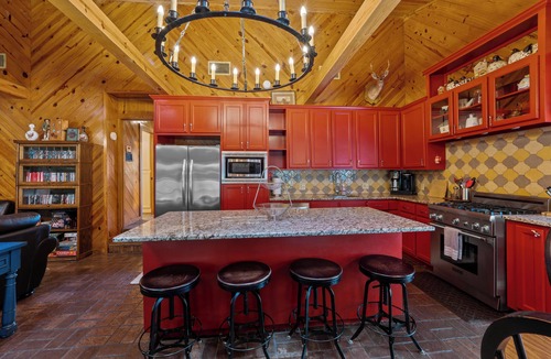 Canyon Lake House | Riverhaus on the Guadalupe:Kayaks, SUP, Canoe - Sleeps 8, King beds