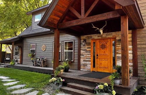Riggins House | Riverside retreat at Rita Rapids Lodge