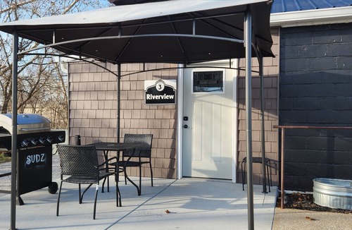 Mount Vernon Apartment | Riverview Studio Apartment. Weekly/Monthly Discounts! Wifi. Convenient Location.