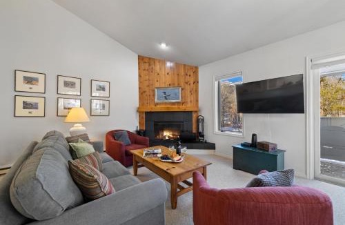Moose Wilson Road Apartment | RMR: Mountain Maple 4 Condo in The Aspens