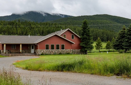 Moccasin House | Roam. Relax. Recharge.