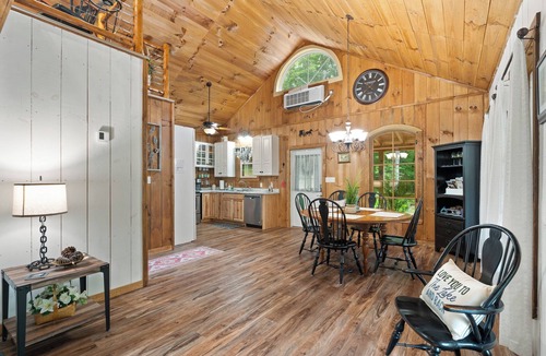 Mammoth Cave Cabin | Robins Nest nestled on Nolin Lake! Boat parking onsite & close to the boat ramp!