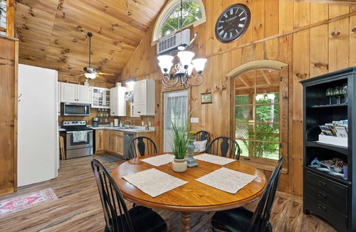 Mammoth Cave Cabin | Robins Nest nestled on Nolin Lake! Boat parking onsite & close to the boat ramp!