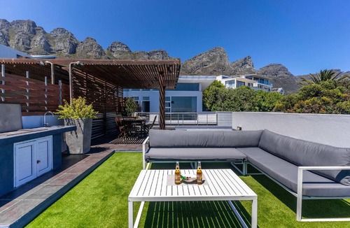Houghton House | Rocha - Chic Villa 150m to Beach Pool Roof Deck