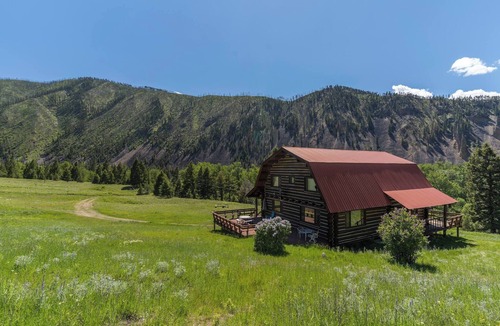 Drummond Cabin | Rock Creek Cabin Hideaway with Stunning Views!