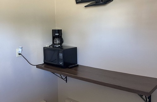 Faulkton Hotel | Rockin' E #1 - Clean, updated motel room