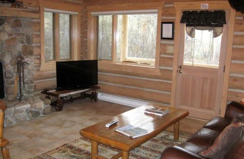 Darby House | Rocky Mountains Getaway: Gorgeous Log Cabin in Darby, Montana
