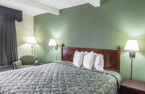 Laurens Hotel | Rodeway Inn Laurens