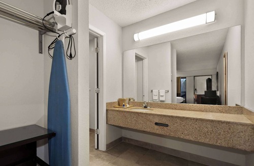 Lumberton Hotel | Rodeway Inn Lumberton Central
