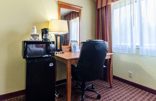Jacksonville Hotel | Rodeway Inn & Suites Jacksonville near Camp Lejeune