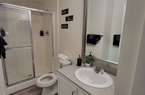 Wholesale District Apartment | Rojo Loft #4 FREE Parking +Conv & Lucas Skywalk