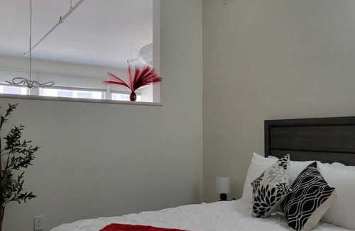 Wholesale District Apartment | Rojo Loft #4 FREE Parking +Conv & Lucas Skywalk