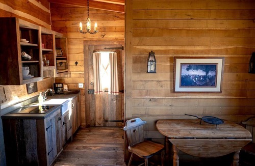 New Ulm Cabin | Romantic Cabin Rental for Two with Stone Fireplace in New Ulm, Texas