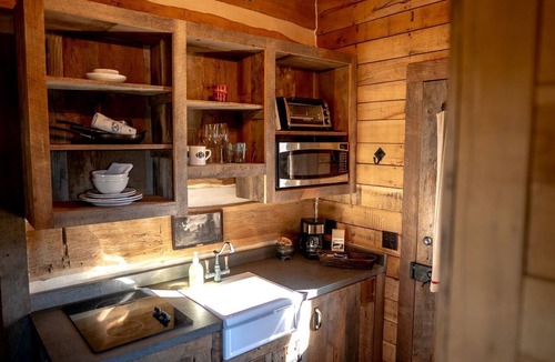 New Ulm Cabin | Romantic Cabin Rental for Two with Stone Fireplace in New Ulm, Texas
