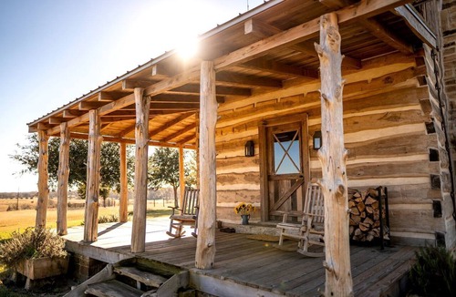 New Ulm Cabin | Romantic Cabin Rental for Two with Stone Fireplace in New Ulm, Texas