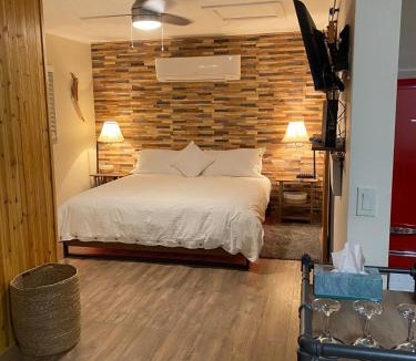 Uptown Sedona Ski Chalet | Romantic Cottage! King bed! Private hottub! Uptown!
