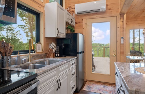 Campton Cabin | Romantic Forest Birdhouse Hot Tub Loftnet Firepit