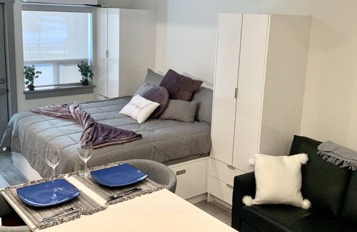 Vernon Condo | Romantic Lakeside studio suite w/pool, deck, gym, pickle ball