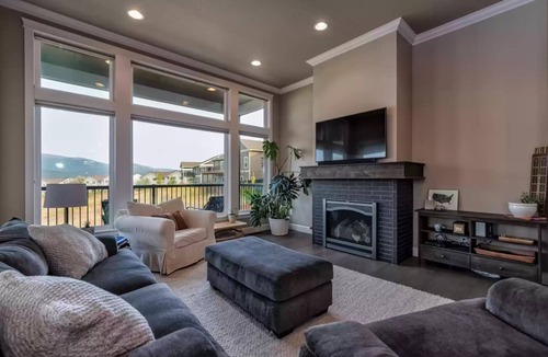 Missoula House | romantic landscape for the family
