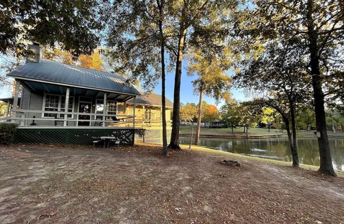 Zwolle Cabin | Romantic Luxury Cabin with Jacuzzi Whirlpool & Pond View Near Zwolle, Louisiana
