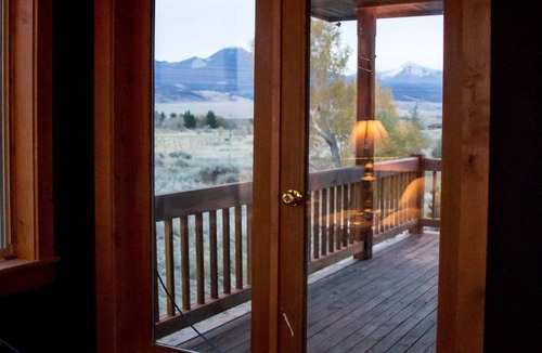 Livingston Cabin | ROMANTIC PARADISE Getaway Mountain Views & HOT TUB!