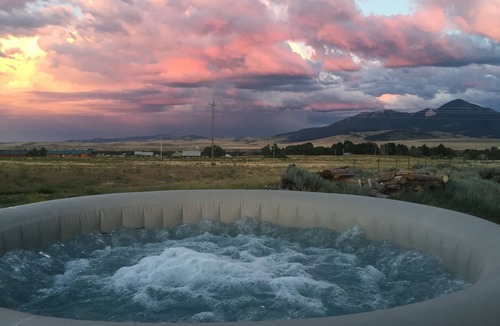 Livingston Cabin | ROMANTIC PARADISE Getaway Mountain Views & HOT TUB!