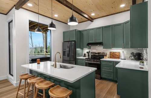 Campton Cabin | ROOFTOP DECK w/SAUNA & TREETOP PUTTING GREEN, HOT TUB, FIREPIT, & SUNSET VIEWS!