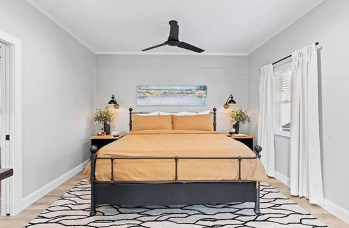 Biddleville House | Rooftop Patio Oasis - 5 minutes outside Uptown