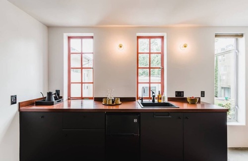 Little Italy Apartment | Room U at The Dutra Inn - Little Italy