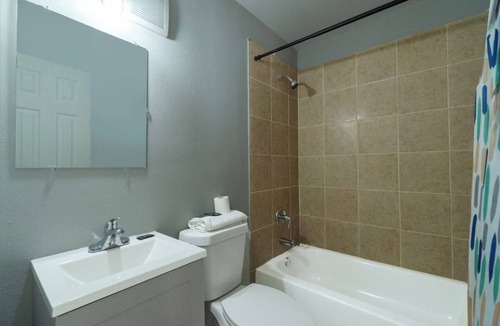 Clute Hotel | Room w/Free Parking Perfect for a Relaxing Stay Near Surfside