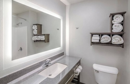 Garner Hotel | Room with Kitchen Close to White Deer Park Nature Center & Raleigh Attractions!