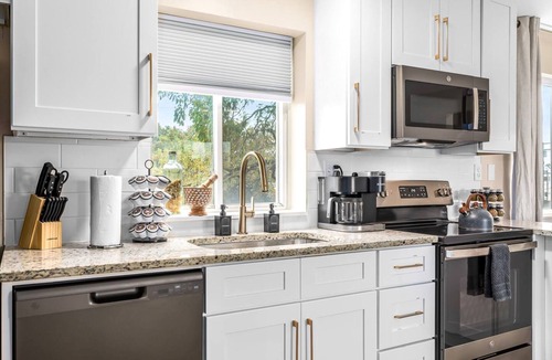 Roseville Apartment | Roomy 1BR Upper Flat in the Heart of Roseville