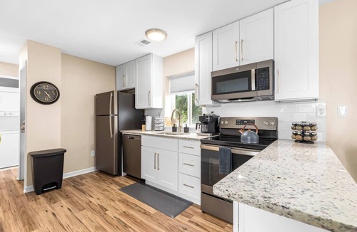Roseville Apartment | Roomy 1BR Upper Flat in the Heart of Roseville